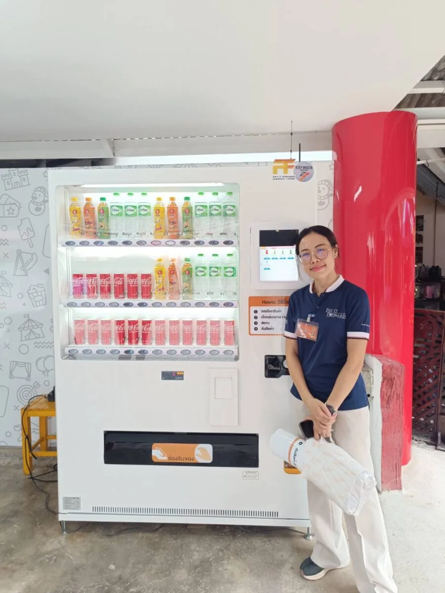 ตู้จำหน่ายเครื่องดื่มอัตโนมัติ Japan Vending machine Fuji ขายเครื่องดื่มขวดแก้ว ขวดพลาสติก กระป๋อง เล็กใหญ่ สูงสุด 500ml. ขวดกลม (Refurbished) ตู้จำหน่ายเครื่องดื่มอัตโนมัติ Japan Vending machine Fuji ขายเครื่องดื่มขวดแก้ว ขวดพลาสติก กระป๋อง เล็กใหญ่ สูงสุด 500ml. ขวดกลม (Refurbished) - Image 6
