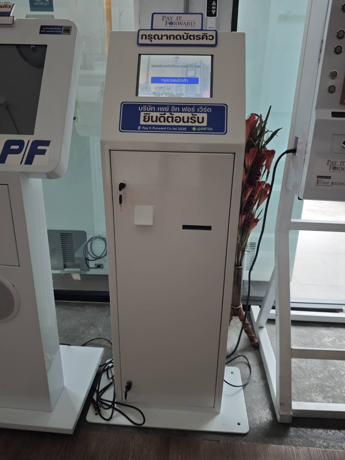 ตู้กดบัตรคิวตั้งพื้น จอสัมผัส 10 นิ้ว เครื่องกดบัตรคิว ตู้คิว ตู้กดบัตรคิว พร้อมระบบเรียกโปรแกรมเรียกคิวแบบ Soft Key