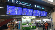 Flight Information Display System (FIDS) installed inside the Don Mueang International Airport terminal, providing real-time flight status updates alongside directional signage for food, beverage, and other airport services. ระบบแสดงข้อมูลเที่ยวบิน (Flight Information Display System) ติดตั้งภายในอาคารผู้โดยสารสนามบินดอนเมือง เพื่อแสดงข้อมูลสถานะเที่ยวบินแบบเรียลไทม์ พร้อมป้ายบอกทางไปยังโซนร้านอาหารและบริการต่าง ๆ ภายในสนามบิน