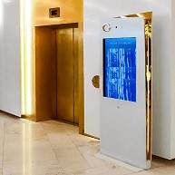 Modern interactive digital kiosk display installed in a luxury building lobby, providing information services in Thailand ตู้คีออสระบบสัมผัส (Interactive Digital Kiosk) ดีไซน์ทันสมัยสำหรับติดตั้งในอาคารสำนักงานและพื้นที่บริการในประเทศไทย